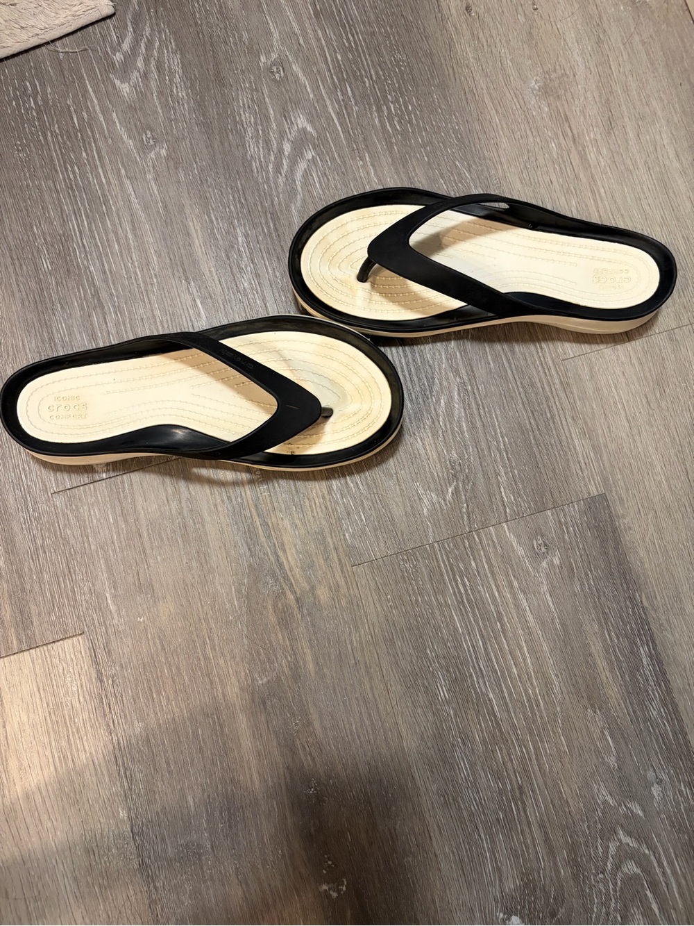 CROCS Women's Swiftwater      Black and Cream Flip-Flop Size 8 - Picture 6 of 7